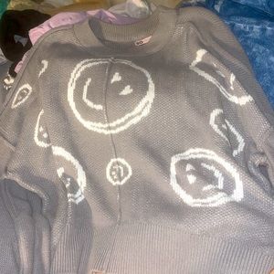 The brand is SO size XL and it’s a grey sweater with smiley faces on it☺️